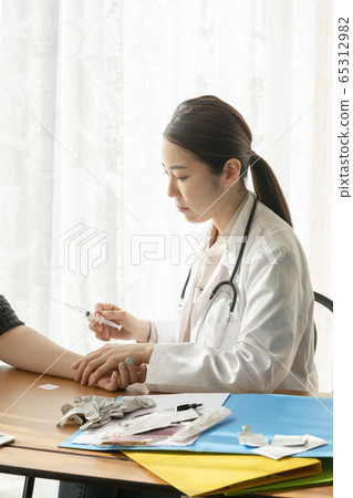 Business, woman, hospital 65312982