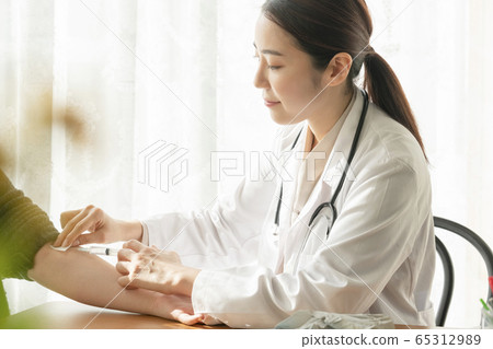 Business, woman, hospital 65312989