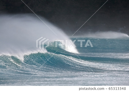 Stormy Waves Breaking 65313348