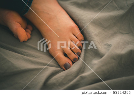 feet, foot, female 65314295