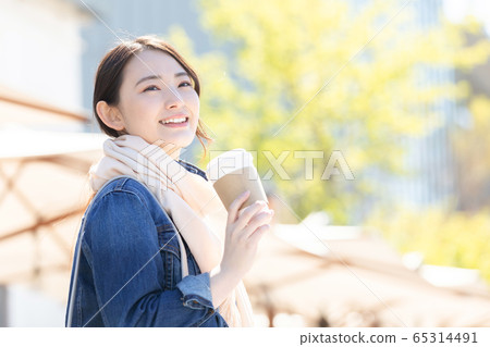 生活方式一個女人和一杯咖啡一起散步 生活方式一個女人和一杯咖啡一起散步 65314491