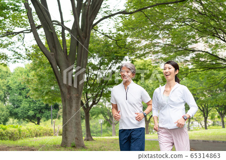 Middle couple jogging 65314863