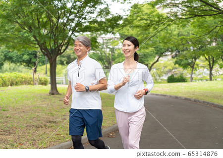 Middle couple jogging 65314876