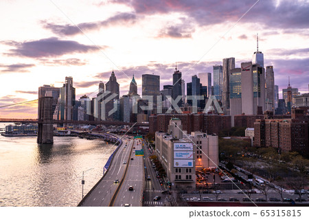 《紐約》黃昏的曼哈頓摩天大樓和布魯克林大橋 65315815