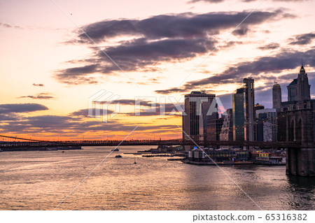 << New York >> Manhattan skyscrapers and the Brooklyn Bridge at dusk 65316382