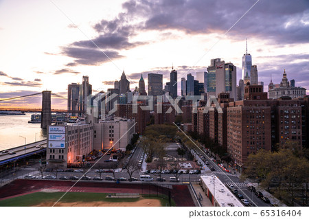 << New York >> Manhattan skyscrapers evening view << New York >> Manhattan skyscrapers evening view 65316404