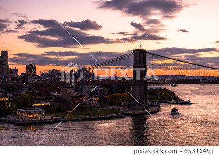 《紐約》布魯克林大橋的夜景 65316451
