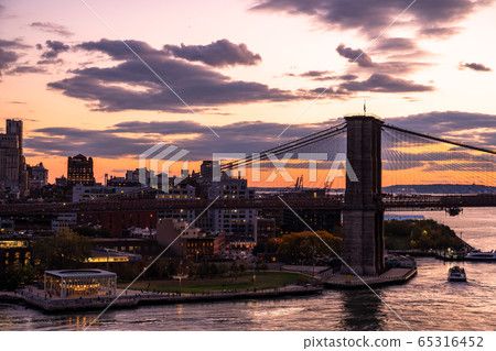 《紐約》布魯克林大橋的夜景 《紐約》布魯克林大橋的夜景 65316452