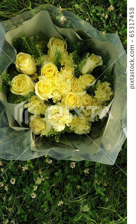 A beautiful yellow bouquet on a green lawn 65317458