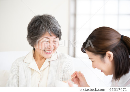 Care senior woman 65317471