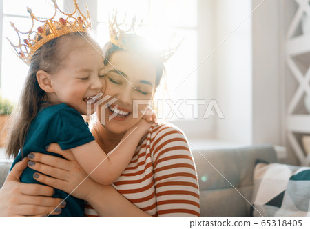 Happy loving family. 65318405