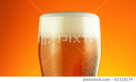 Close up of a wet pint of cold pale beer 65319274