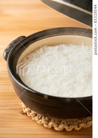 Freshly cooked clay pot rice 65319544