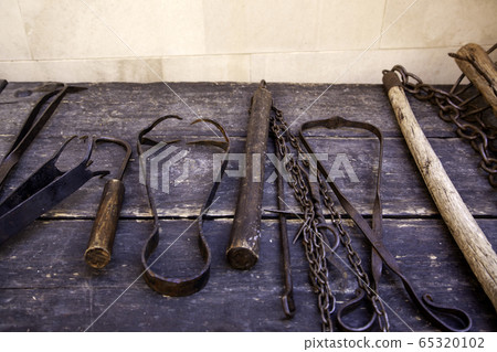 Medieval instrument of torture 65320102