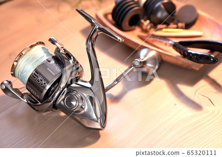 Fishing spinning reel 65320111