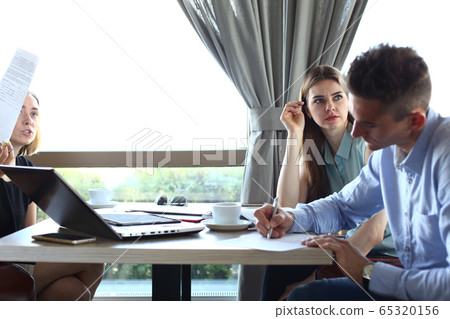 A group of people at the seminar want to ask a question to the lecturer 65320156