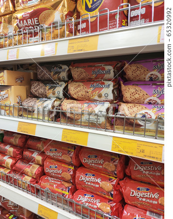 Variety of biscuits in good and interesting packaging and displayed on the racks inside the shop. Sort by brand and type to make it easier for customers to buy. Variety of biscuits in good and interesting packaging and displayed on the racks inside the shop. Sort by brand and type to make it easier for customers to buy. 65320992