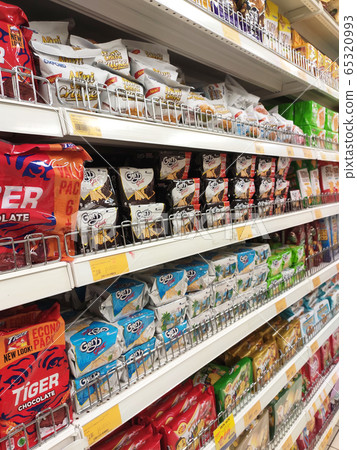 Variety of biscuits in good and interesting packaging and displayed on the racks inside the shop. Sort by brand and type to make it easier for customers to buy. Variety of biscuits in good and interesting packaging and displayed on the racks inside the shop. Sort by brand and type to make it easier for customers to buy. 65320993