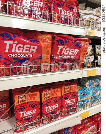 Variety of biscuits in good and interesting packaging and displayed on the racks inside the shop. Sort by brand and type to make it easier for customers to buy. Variety of biscuits in good and interesting packaging and displayed on the racks inside the shop. Sort by brand and type to make it easier for customers to buy. 65320994