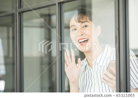 年輕漂亮的女人上班族辦公室微笑手勢好人材料 65321003