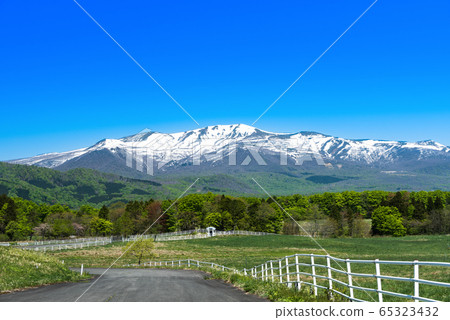 剩下的雪和高原牧場的Kurikomiyama 65323432