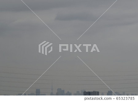 日本的東京城市景觀新科羅納“城市封鎖”。在“籬笆”後面，東京的心臟（烏雲）= 17天，距離宣告有10天 65323785