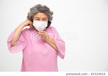 Asian senior woman wearing a protective face mask 65324028