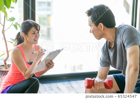 私人健身房女教練教練啞鈴 私人健身房女教練教練啞鈴 65324547