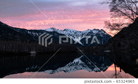 Dawn in Kamikochi: Taisho Pond and Hotaka Mountain Range (early May) 65324965