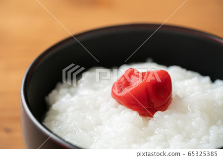 Umeboshi on porridge 65325385