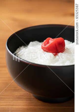 Umeboshi on porridge 65325387