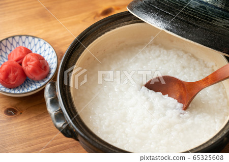 Porridge cooked in a clay pot 65325608
