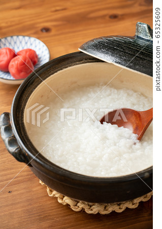 Porridge cooked in a clay pot Porridge cooked in a clay pot 65325609