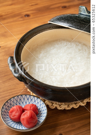 Porridge cooked in a clay pot 65325612