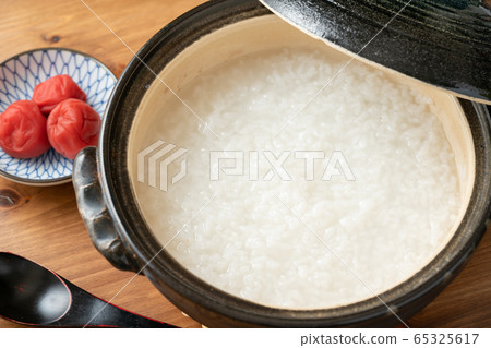 Porridge cooked in a clay pot 65325617