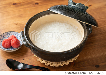 Porridge cooked in a clay pot 65325618