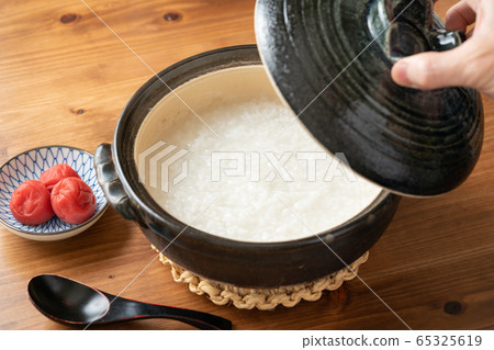 Porridge cooked in a clay pot Porridge cooked in a clay pot 65325619