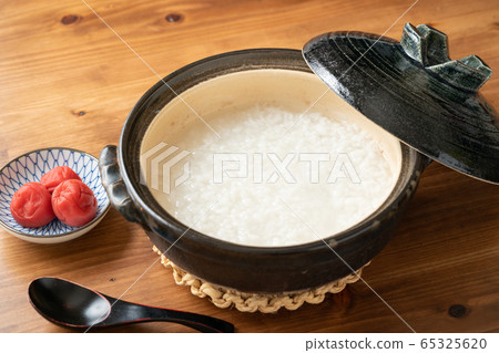 Porridge cooked in a clay pot Porridge cooked in a clay pot 65325620