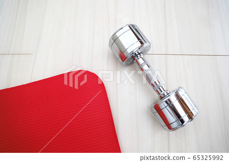 啞鈴和紅色瑜伽墊 65325992