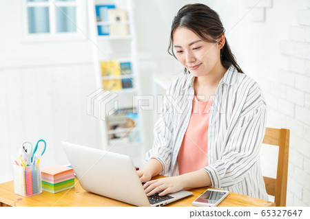 遠程辦公的女人的家 65327647