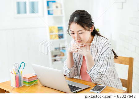 遠程辦公的女人的家 65327648