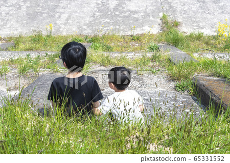 兄弟姐妹男孩親密的家庭年輕 兄弟姐妹男孩親密的家庭年輕 65331552