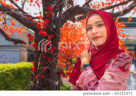 beautiful islamic lady enjoy with red Sakura 65331871