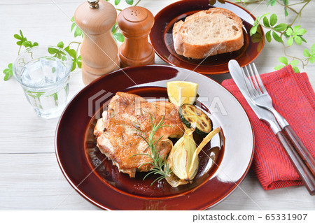 雞肉大蒜香草牛排，烤的雞大腿用大蒜和迷迭香，耐力。 65331907