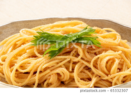 Tarako spaghetti (large leaf topping). Tarako spaghetti (large leaf topping). 65332307