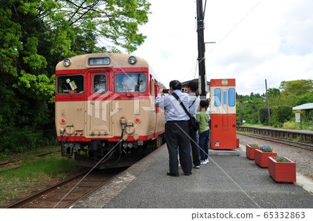 高速列車(KIHA 28型)在Isumi鐵路Isumi線的Kazusa-Nakano站停下 高速列車(KIHA 28型)在Isumi鐵路Isumi線的Kazusa-Nakano站停下 65332863