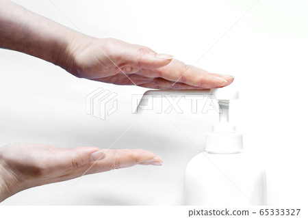 女手和消毒瓶和白色背景與副本空間 65333327