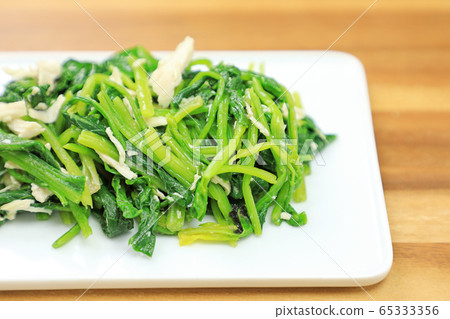 Delicious green vegetables and chicken fillet Delicious green vegetables and chicken fillet 65333356