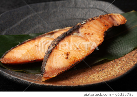 Baked sweet potato 65333783