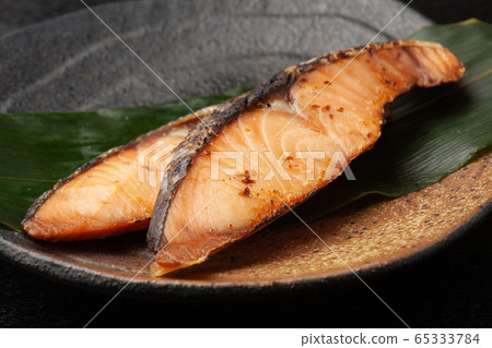 Baked sweet potato 65333784